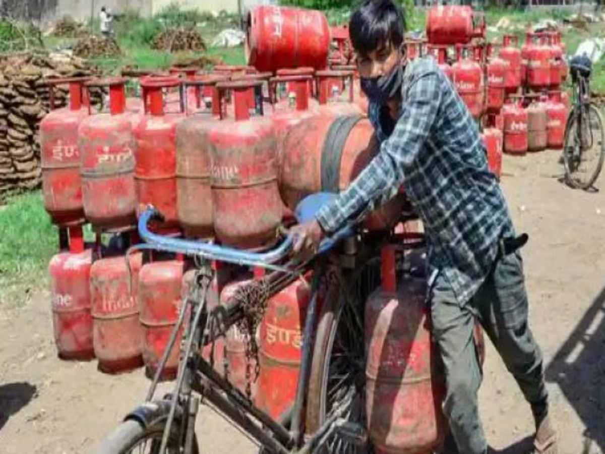 You are currently viewing ₹450 में मिल रहा LPG गैस सिलेंडर, त्योहारी सीजन में इन लोगों के लिए है बड़ी खुशखबरी
