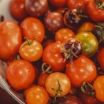 टमाटर की कीमत घटने से शाकाहारी थाली 17 तो मांसाहारी नौ फीसदी सस्ती, प्याज बढ़ा सकती हैं चिंता