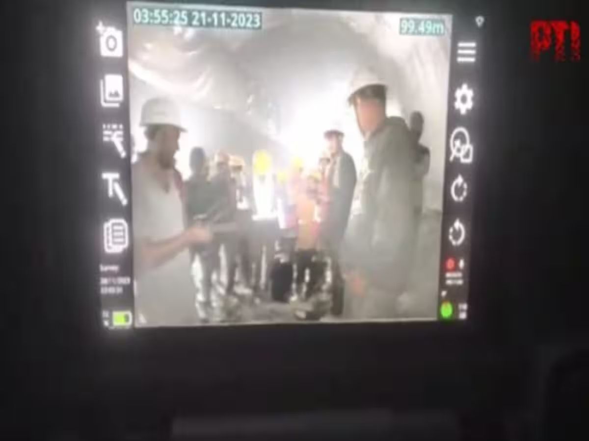 Read more about the article उत्तरकाशी के सिलक्यारा सुरंग में फंसे 41 मजदूरों का पहली बार सामने आया वीडियो