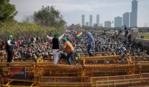 Farmers protest 2.0: पुलिस और किसानों के बीच फिर हुई झड़प, ट्रैक पर बैठे किसानों ने तोड़े बैरिकेड