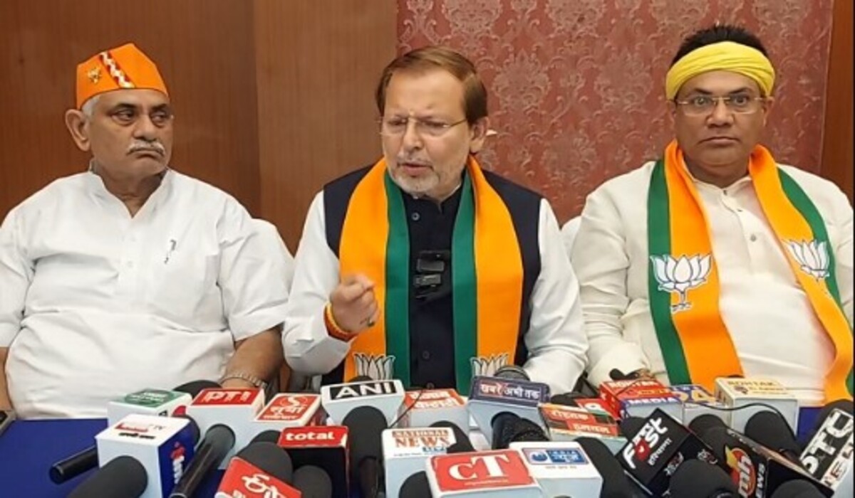 Read more about the article Lok Sabha Elections: रोहतक से BJP के सांसद ने आरोप लगाया, कहा- Congress बिगाड़कर जीतना चाहती है; फोटो दिखाकर दावा किया