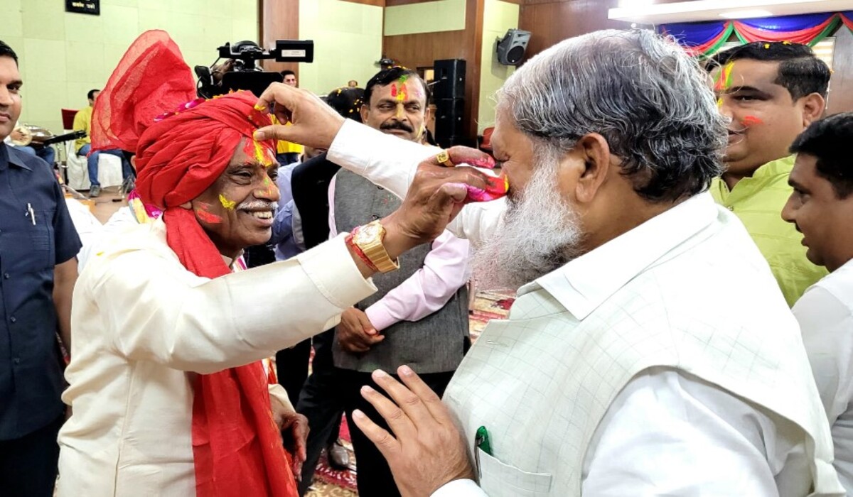 Read more about the article Haryana Politics: ‘नियुक्ति के लिए यहां संपर्क करें’, Anil Vij ने Congress में टूट चुके बीच निशाना साधा