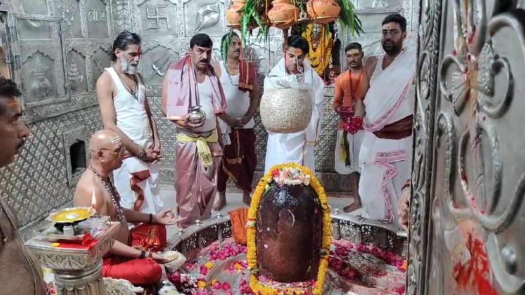 You are currently viewing महाकाल भस्म आरती में शामिल हुए धीरेंद्र शास्त्री