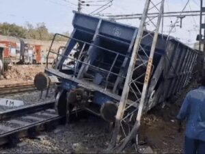 Read more about the article बगैर इंजन 250 मीटर दौड़ी मालगाड़ी, पटरी से उतरे पांच डिब्बे