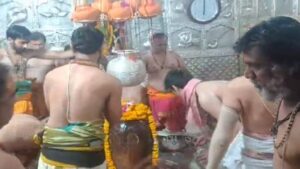 Read more about the article भगवान महाकाल को गर्मी से बचाने के लिए गर्भगृह में बांधी गई गलंतिका