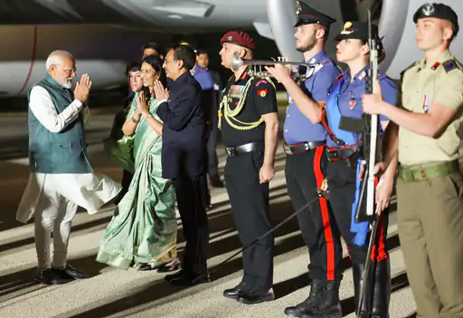 You are currently viewing G7 समिट में जेलेंस्की से मिले PM मोदी, गले लगाया:सुनक-मैक्रों के साथ बैठक की