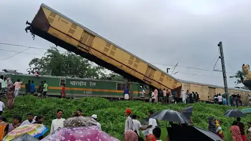 You are currently viewing कंचनजंगा एक्सप्रेस को मालगाड़ी ने मारी टक्कर, 3 डिब्बे पटरी से उतरे, हवा में लटकी बोगी, 7 की मौत, 30 घायल