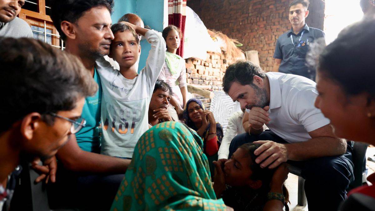 You are currently viewing हाथरस में पीड़ित परिवारों से मिले राहुल गांधी