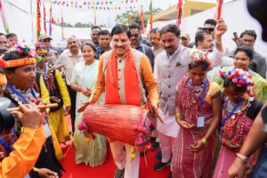 Read more about the article डिंडौरी में CM यादव ने की कई बड़ी घोषणाएँ, बजाया वाद्ययंत्र : बहनों ने सीएम को भेंट की विशाल कंचन राखी..