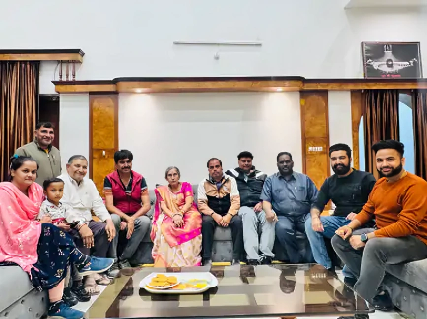 You are currently viewing प्रधानमंत्री नरेंद्र मोदी की पत्नी जशोदा बेन पहुंची इंदौर, गुरुवार को उज्जैन के विश्व प्रसिद्ध श्री महाकालेश्वर मंदिर में करेंगी दर्शन; साल 2017 में जशोदा बेन आई थीं इंदौर