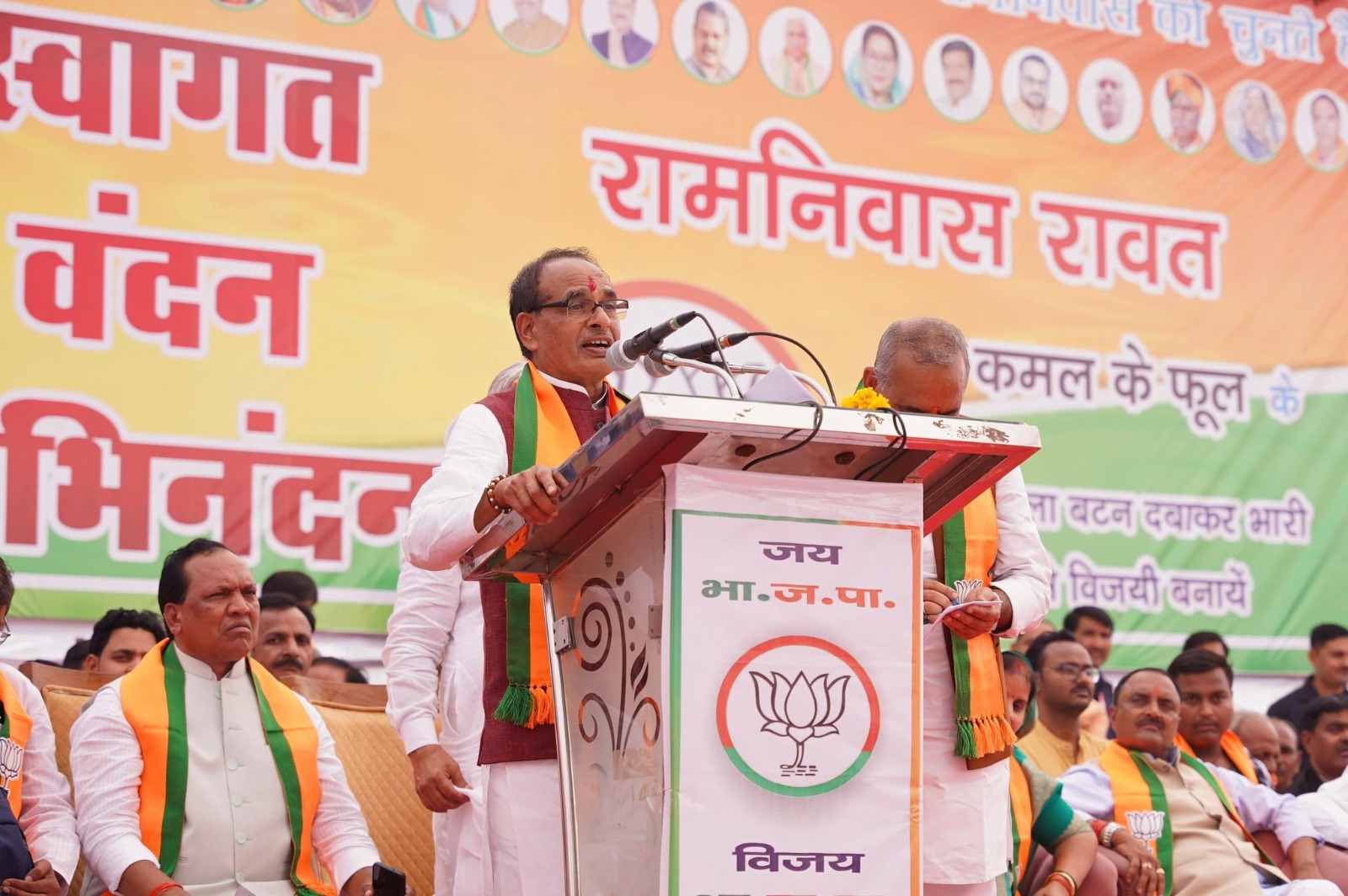 You are currently viewing विजयपुर में कांग्रेस पर जमकर गरजे “मामा”! बोले – कांग्रेस तो सिर्फ फुस्सी बम है, कहीं फूटेगी नहीं