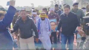 Read more about the article “झोपड़ी वाले विधायक” गिरफ्तार! रतलाम के नेहरू स्टेडियम में धरना दे रहे कमलेश्वर डोडियार, पुलिस ने 15 समर्थकों के साथ लिया हिरासत में