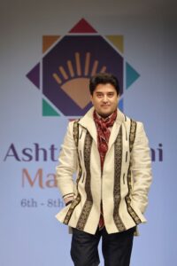 Read more about the article जब रैंप पर आए केंद्रीय मंत्री ज्योतिरादित्य सिंधिया, हर कोई रह गया दंग! एरी सिल्क का जैकेट और गले में लाल रंग का मफलर डालकर किया रैंप वॉक