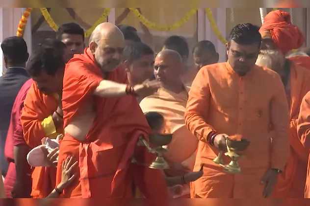 Maha Kumbh 2025: अमित शाह ने परिवार संग संगम में लगाई आस्था की डुबकी, पोते को दिलाया संतों का आशीर्वाद …