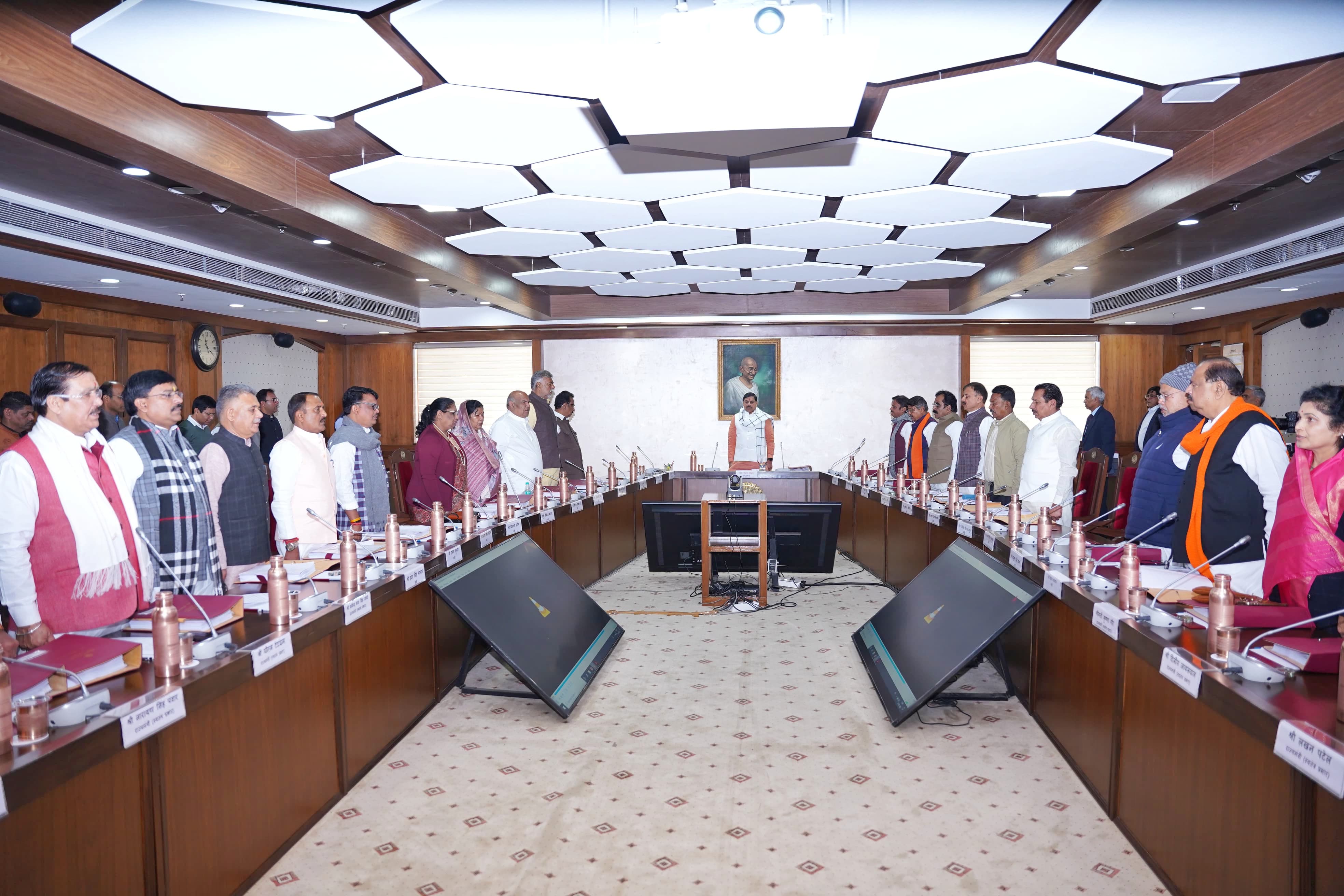 Read more about the article CM डॉ. मोहन यादव की अध्यक्षता में हुई 2025 की पहली कैबिनेट बैठक, युवाओं को रोजगार और किसानों की आय दोगुनी करने पर सरकार का फोकस; महाकाल लोक और तपोभूमि में खुलेंगे थाने