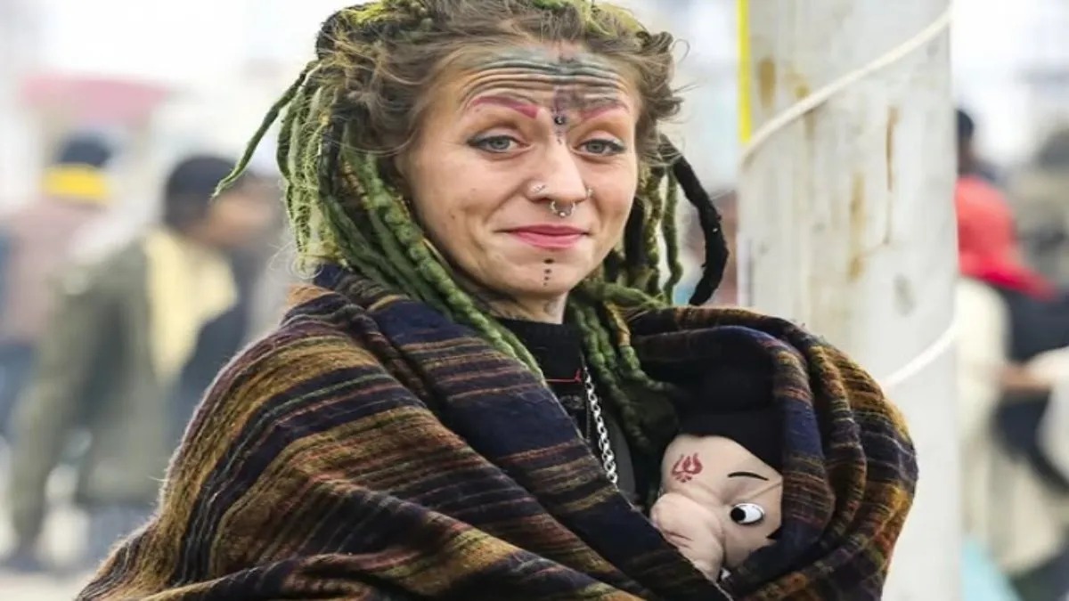 Mahakumbh में विदेशी श्रद्धालु की आस्था ने जीता सबका दिल, भगवान गणेश के साथ विदेशी श्रद्धालु की अनोखी तस्वीर हुई वायरल!