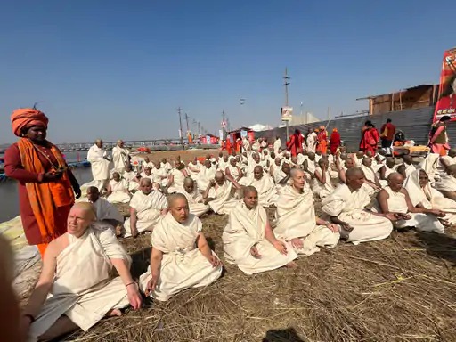 महाकुंभ में 100 महिलाओं ने लिया नागा संन्यास, अमेरिका और इटली की महिला बनीं नागा संन्यासी; गंगा तट पर किया पिंडदान!