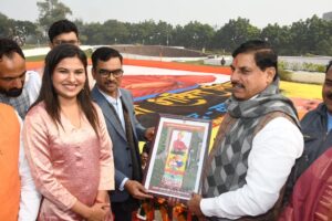 Read more about the article भोपाल ने रचा नया कीर्तिमान! MP की 3D रंगोली ने गोल्डन बुक ऑफ वर्ल्ड रिकॉर्ड्स में बनाई जगह, CM ने रंगोली पर डाले रंग