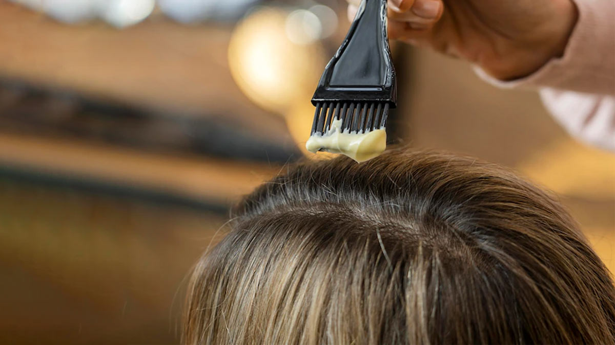 नेचुरल हेयर डाई: बिना केमिकल के इन 5 चीज़ों से पाएं खूबसूरत बालों का रंग!