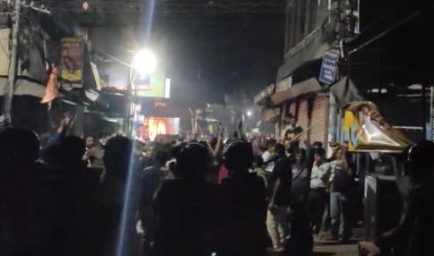 You are currently viewing महू में चैंपियंस ट्रॉफी की जीत का जश्न बना दहशत, हिंसा और आगजनी से दहला शहर; पुलिस ने लाठीचार्ज कर हालात किए काबू