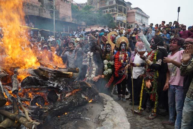 You are currently viewing काशी के मणिकर्णिका घाट पर खेली जा रही महाश्मशान की होली: 5000 नागा संन्यासी चिता की राख से खेल रहे अनोखी होली, 25 देशों से आए श्रद्धालु; महिला श्रद्धालुओं को प्रवेश की अनुमति नहीं