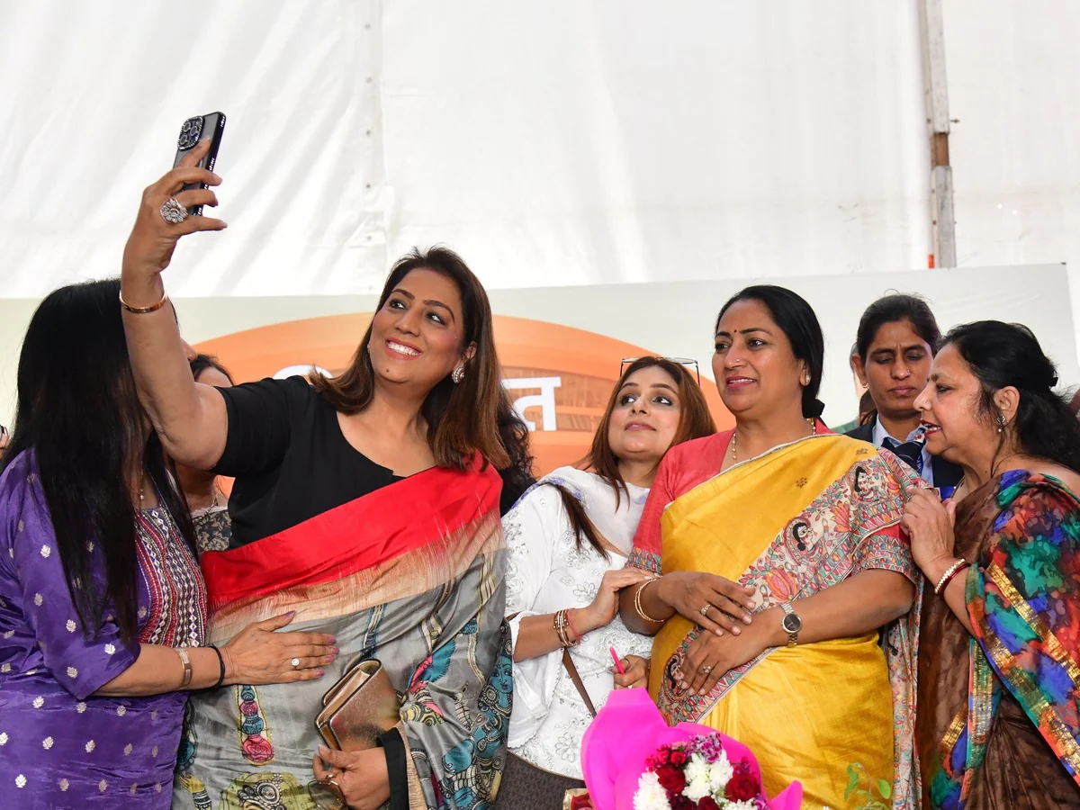 You are currently viewing दिल्ली में महिलाओं के लिए बड़ी सौगात: कल होगा “महिला समृद्धि योजना” का ऐतिहासिक शुभारंभ, 20 लाख महिलाओं को मिलेगा सीधा लाभ; दिल्ली के जवाहरलाल नेहरू स्टेडियम में होगा भव्य कार्यक्रम