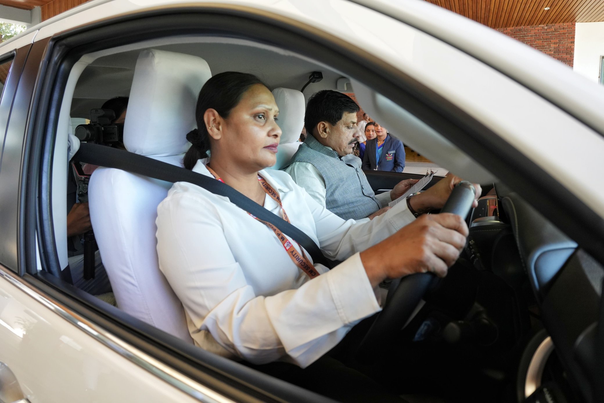 You are currently viewing महिला सशक्तिकरण की गूंज, आज पुरे दिन CM मोहन यादव की सुरक्षा में तैनात रहेंगी महिला सुरक्षाकर्मी: DSP बिट्टू शर्मा ने संभाली सुरक्षा, इंस्पेक्टर इरशाद अली ने किया वाहन संचालन