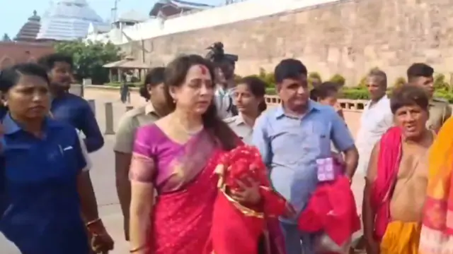 You are currently viewing पुरी मंदिर दर्शन के बाद विवादों में हेमा मालिनी, श्री जगन्नाथ सेना ने दर्ज करवाई शिकायत; अवैध प्रवेश का लगाया आरोप