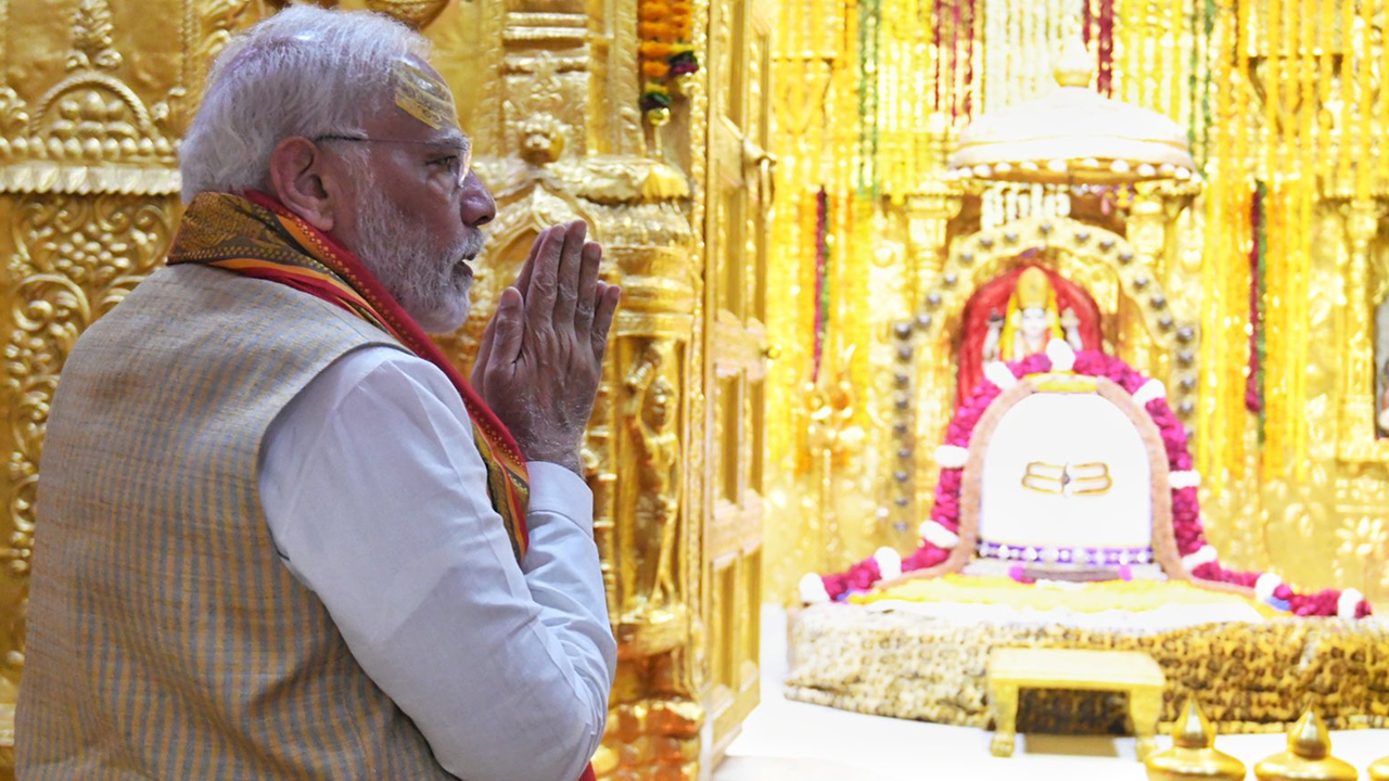 You are currently viewing पीएम मोदी का गुजरात दौरा, आस्था, सेवा और विकास का त्रिवेणी संगम: सोमनाथ में प्रथम ज्योतिर्लिंग के किए दर्शन, कल द्वारका और गिर जिलों का दौरा; कई परियोजनाओं का शिलान्यास और उद्घाटन करेंगे