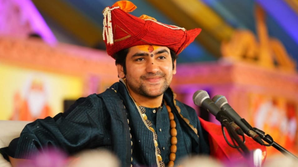 You are currently viewing बागेश्वर धाम के धीरेंद्र कृष्ण शास्त्री का चमत्कारी दावा – बिना ऑपरेशन गांठ होगी ठीक: वीडियो वायरल होने पर डॉक्टर्स ने जताई नाराजगी, बोले – “हम क्या करें फिर, अपनी जॉब छोड़ दें?”