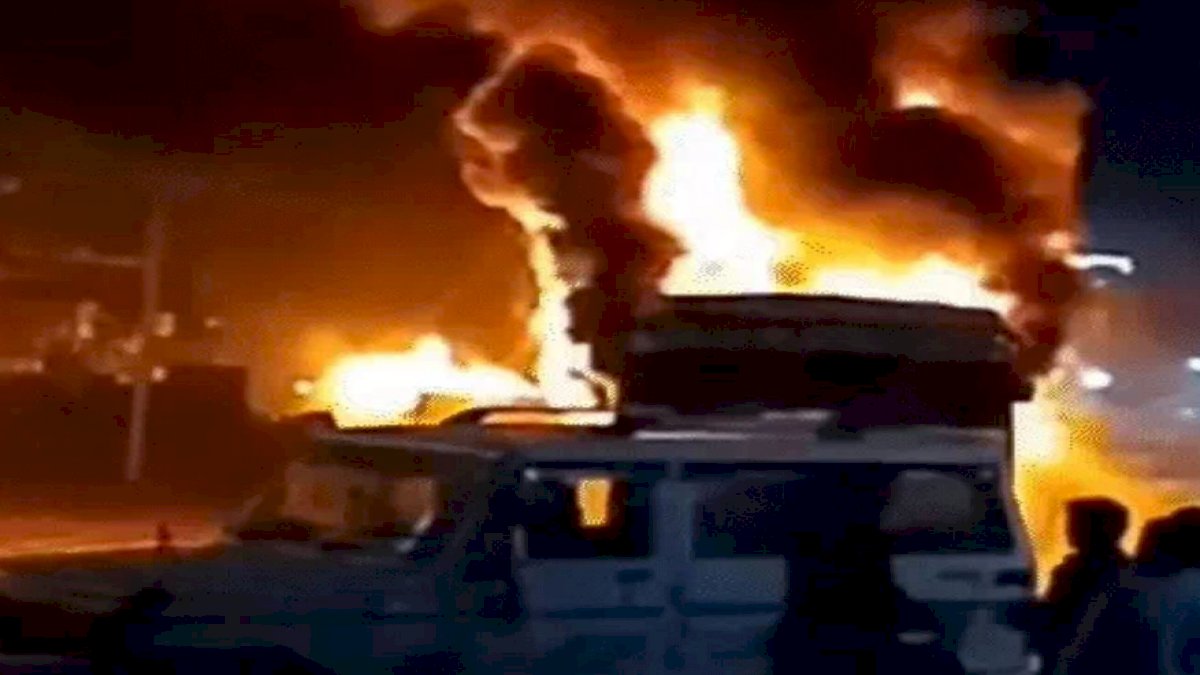 You are currently viewing सिंगरौली बस स्टैंड पर भीषण अग्निकांड: रातभर धधकती रहीं दो बसें, जिंदा जल गया क्लीनर; पुलिस जुटी जांच में, 100 से ज्यादा सीसीटीवी खंगाले गए