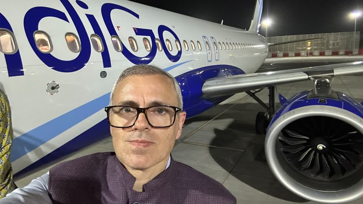 You are currently viewing फ्लाइट में फंसे उमर अब्दुल्ला, जयपुर में प्लेन की सीढ़ियों पर खड़े होकर निकली भड़ास; कहा – दिल्ली एयरपोर्ट बना ‘बर्बादी’ का मंजर!