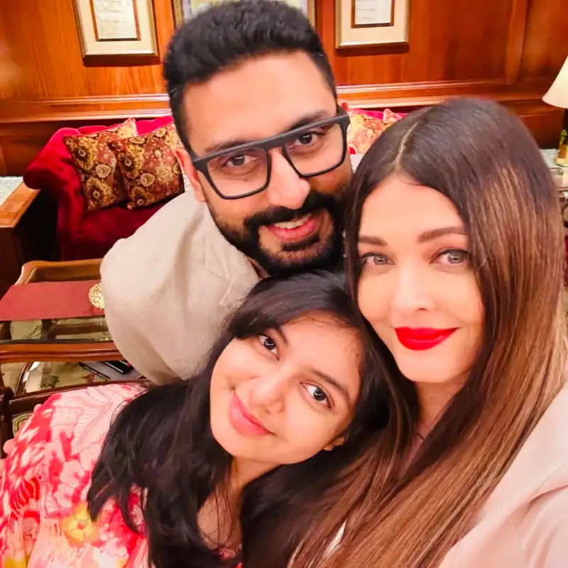 Read more about the article Aishwarya-Abhishek की शादी के 18 साल: अफवाहों के बीच सामने आई खास तस्वीर, ऐश्वर्या ने फैमिली फोटो शेयर कर बंद कीं तलाक की अफवाहें!