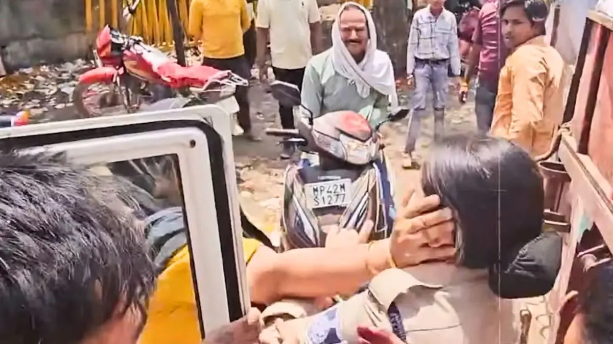 You are currently viewing शाजापुर मंदिर परिसर में अतिक्रमण हटाने के दौरान युवती ने महिला पुलिसकर्मी को जड़ा थप्पड़, सोशल मीडिया पर वीडियो वायरल