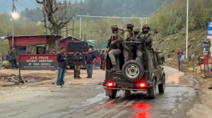 Read more about the article सेना की वर्दी, हाथ में M4… पहलगाम में नाम पूछकर चली गोलियां: आतंकी हमले में 27 की मौत, TRF ने ली जिम्मेदारी; शाह बैसरन घाटी पहुंचे, मोदी लौटे भारत – बुलाई हाई लेवल मीटिंग!