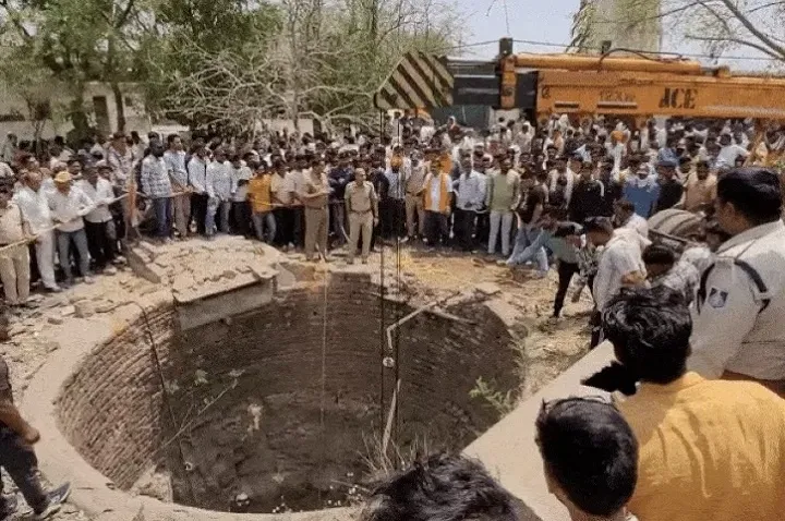 You are currently viewing मंदसौर में भीषण सड़क हादसा: वैन कुएं में गिरने से 12 लोगों की मौत, 4 को सुरक्षित निकाला; प्रधानमंत्री और मुख्यमंत्री ने जताया शोक!