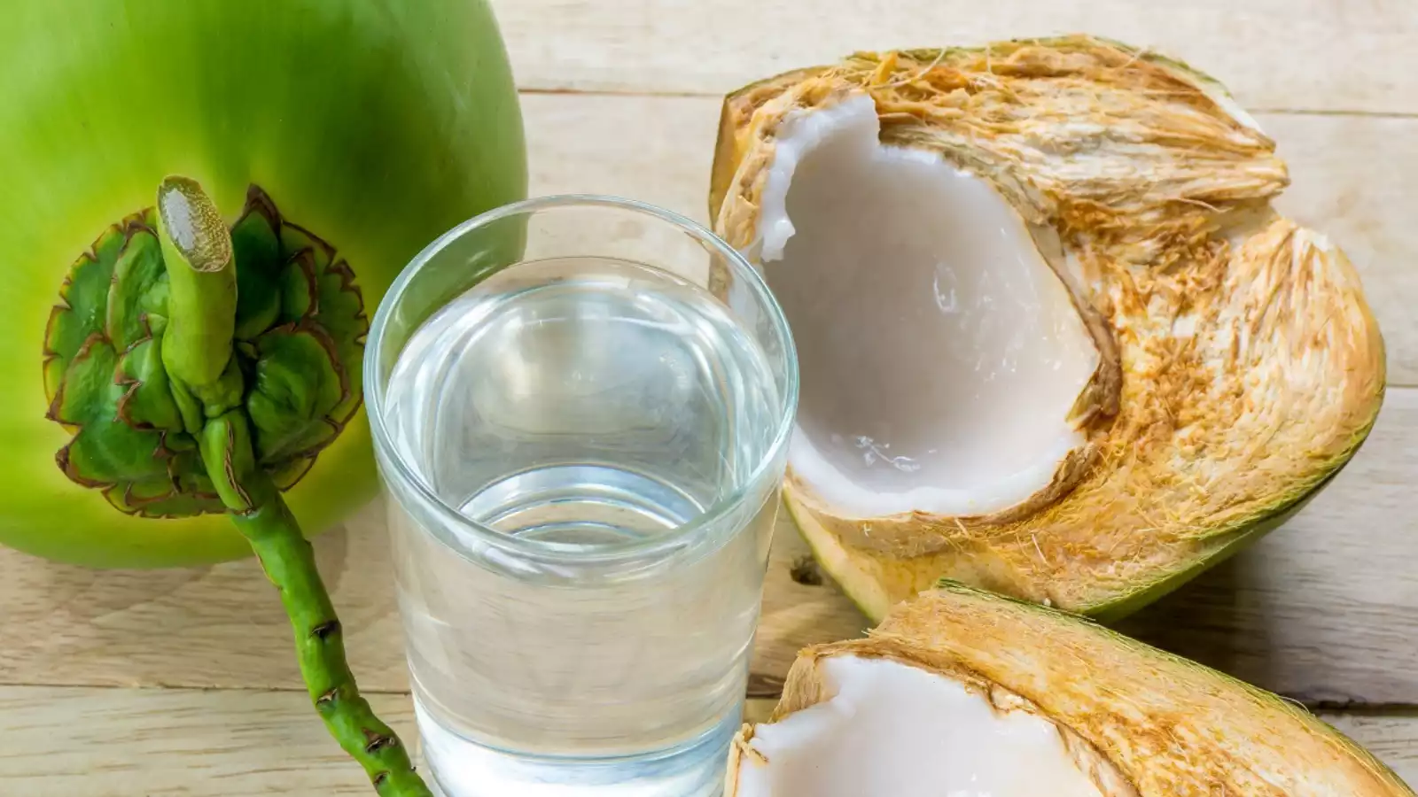 Read more about the article गर्मियों में हेल्दी और हाइड्रेट रहने का नेचुरल तरीका: जानिए कैसे चुनें पानी से भरपूर नारियल
