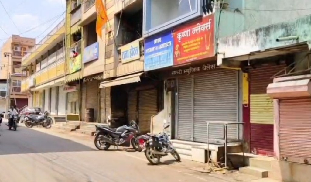 You are currently viewing पहलगाम हमले के खिलाफ मध्यप्रदेश में गूंजा गुस्सा: भोपाल-इंदौर समेत प्रदेश के कई शहरों में आधे दिन का बंद, व्यापारियों ने स्वेच्छा से बंद रखा बाजार