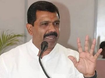 You are currently viewing इंदौर में गरमाया सियासी पारा: कांग्रेस नेता चिंटू चौकसे गिरफ्तार, लोहे की रॉड से हमला करने का आरोप;  पुलिस ने कांग्रेस नेता पर लगाई आईपीसी की धारा 307