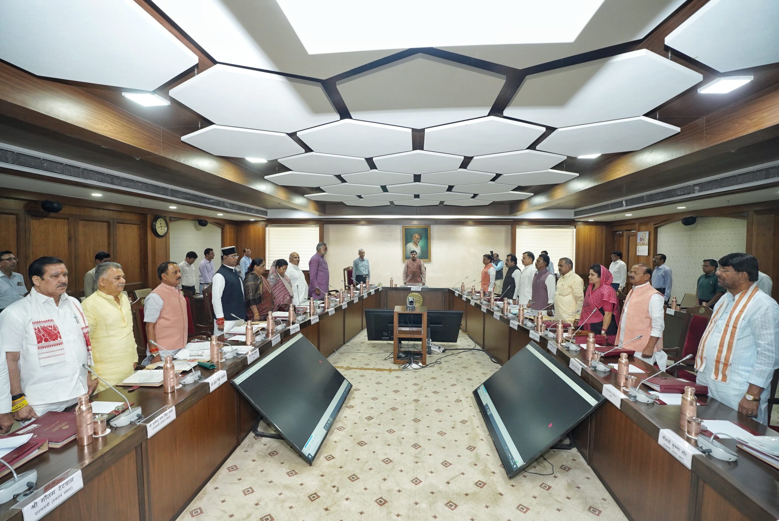 You are currently viewing मानव-हाथी द्वंद के समाधान के लिए ₹47 करोड़ की योजना को मिली कैबिनेट की मंजूरी, CM यादव बोले – MP को मिलेगा हाईस्पीड रेल और मेट्रो कोच निर्माण कारखाना; बैठक में ऑपरेशन सिंदूर की सफलता पर पीएम को दी बधाई!