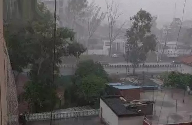 You are currently viewing मध्यप्रदेश में आंधी-बारिश का तांडव जारी: 38 जिलों में अलर्ट, तापमान भी 41 डिग्री पार!