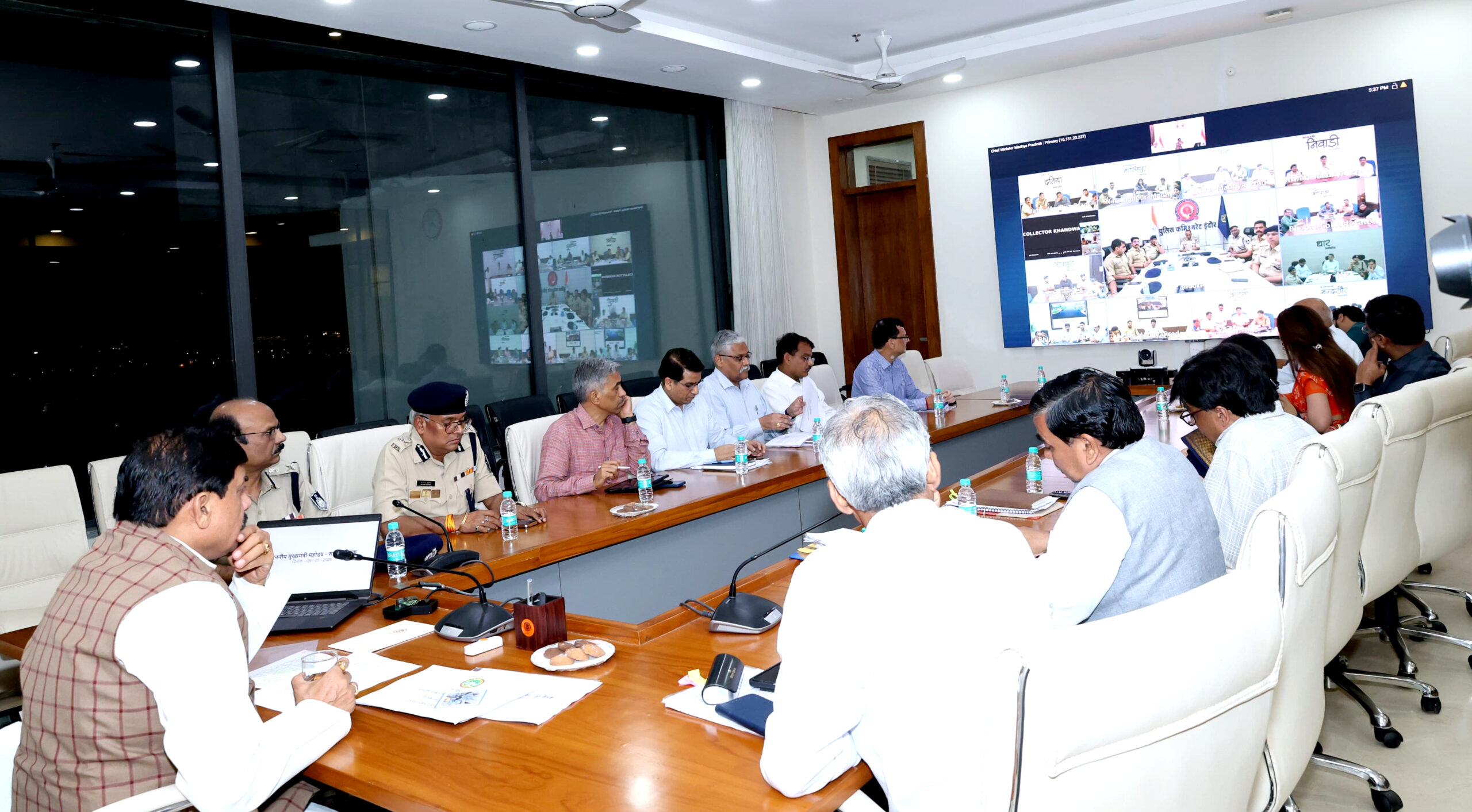 You are currently viewing प्रदेश में हाई अलर्ट: मुख्यमंत्री डॉ. मोहन यादव ने ली एक के बाद एक दो उच्चस्तरीय बैठकें, कहा –  मैदान में दिखें अफसर; हर जिले में तैयार रहेंगे कंट्रोल रूम,  अफवाह फैलाने वालों पर चलेगा कानून का डंडा