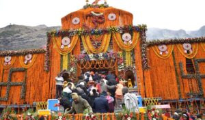 Read more about the article 6 महीने बाद खुले बद्रीनाथ मंदिर के कपाट, पहले दिन पहुंचे 10 हजार श्रद्धालु: भीड़ को देखते हुए सुरक्षा में लगे विशेष बल, PAC और SDRF तैनात; 24 घंटे होगी निगरानी