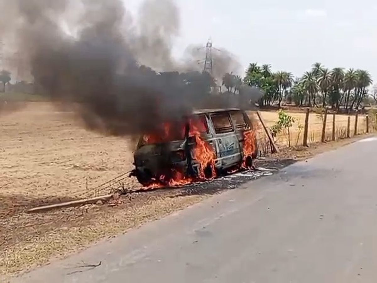 You are currently viewing बीना में जलती वैन में फंसा ड्राइवर, जिंदा जलकर मौत: पहचान भी मुश्किल, खेत की फेंसिंग में फंसी थी वैन!