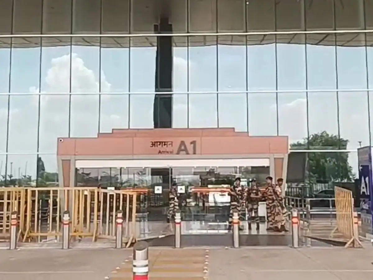 You are currently viewing शनिवार को दोबारा यात्रियों के खुला ग्वालियर एयरपोर्ट, कड़ी सतर्कता के बीच दिल्ली के लिए फ्लाइट हुई रवाना: महू में सैनिक छावनी पर कड़ी नजर, घर-घर चल रहा सर्चिंग!