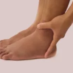 कहीं आपके सूजे हुए पैर किसी गंभीर बीमारी का संकेत तो नहीं? जानिए इस आम सी लगने वाली समस्या के पीछे छुपे खतरनाक कारण और आसान घरेलू उपाय