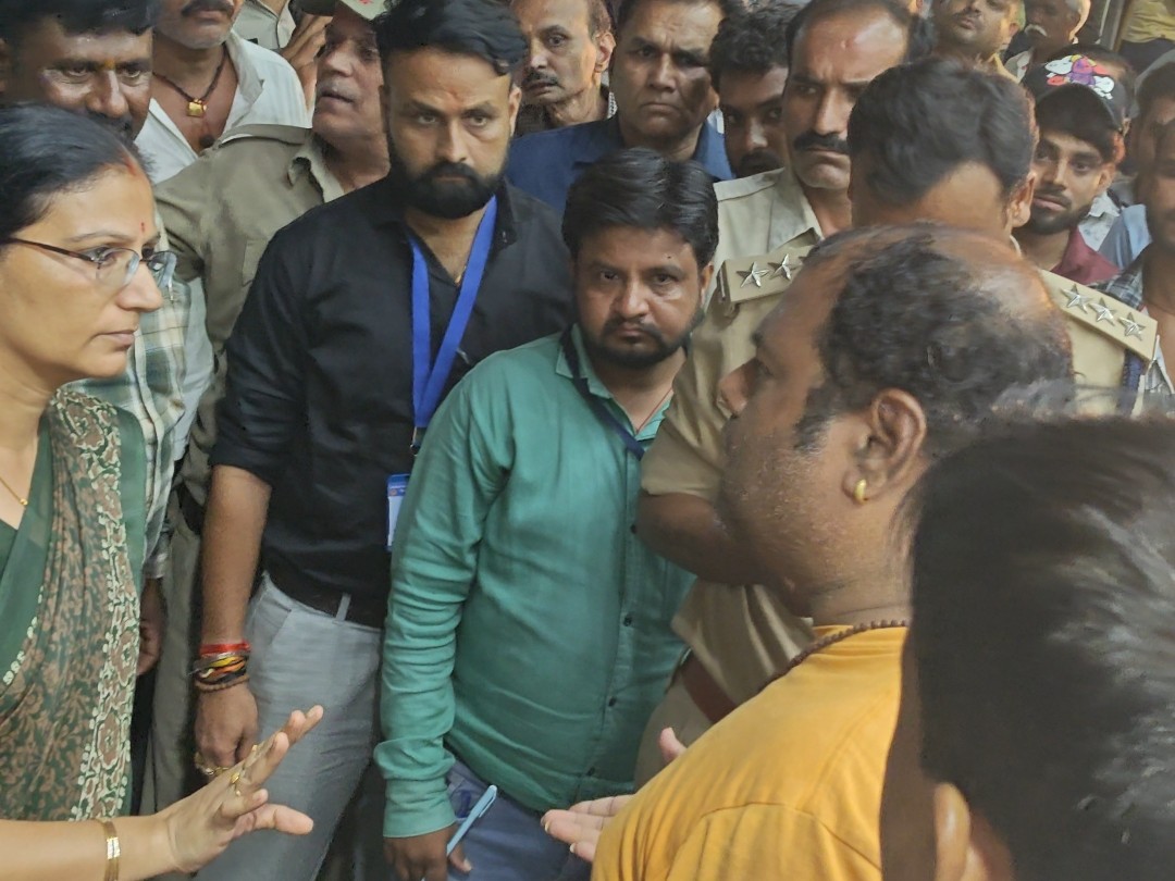 You are currently viewing आष्टा में हिंदू नेता और महिला एसडीएम के बीच तीखी नोकझोंक, अभद्रता का वीडियो वायरल; अतिक्रमण विरोधी मुहिम के दौरान हुआ विवाद!