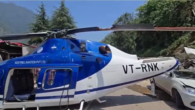 You are currently viewing उत्तराखंड में एक महीने में तीसरी हेलिकॉप्टर दुर्घटना: रुद्रप्रयाग में हेलिकॉप्टर की सड़क पर करवाई इमरजेंसी लैंडिंग, बाल-बाल बचे 6 लोग!