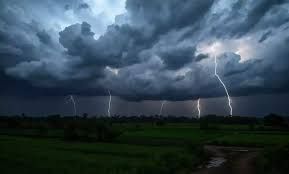 Read more about the article अगले 48 घंटे खतरे से खाली नहीं: नरसिंहपुर-डिंडौरी में भारी बारिश का रेड अलर्ट, भोपाल में बिजली गिरने से एक मासूम की मौत!