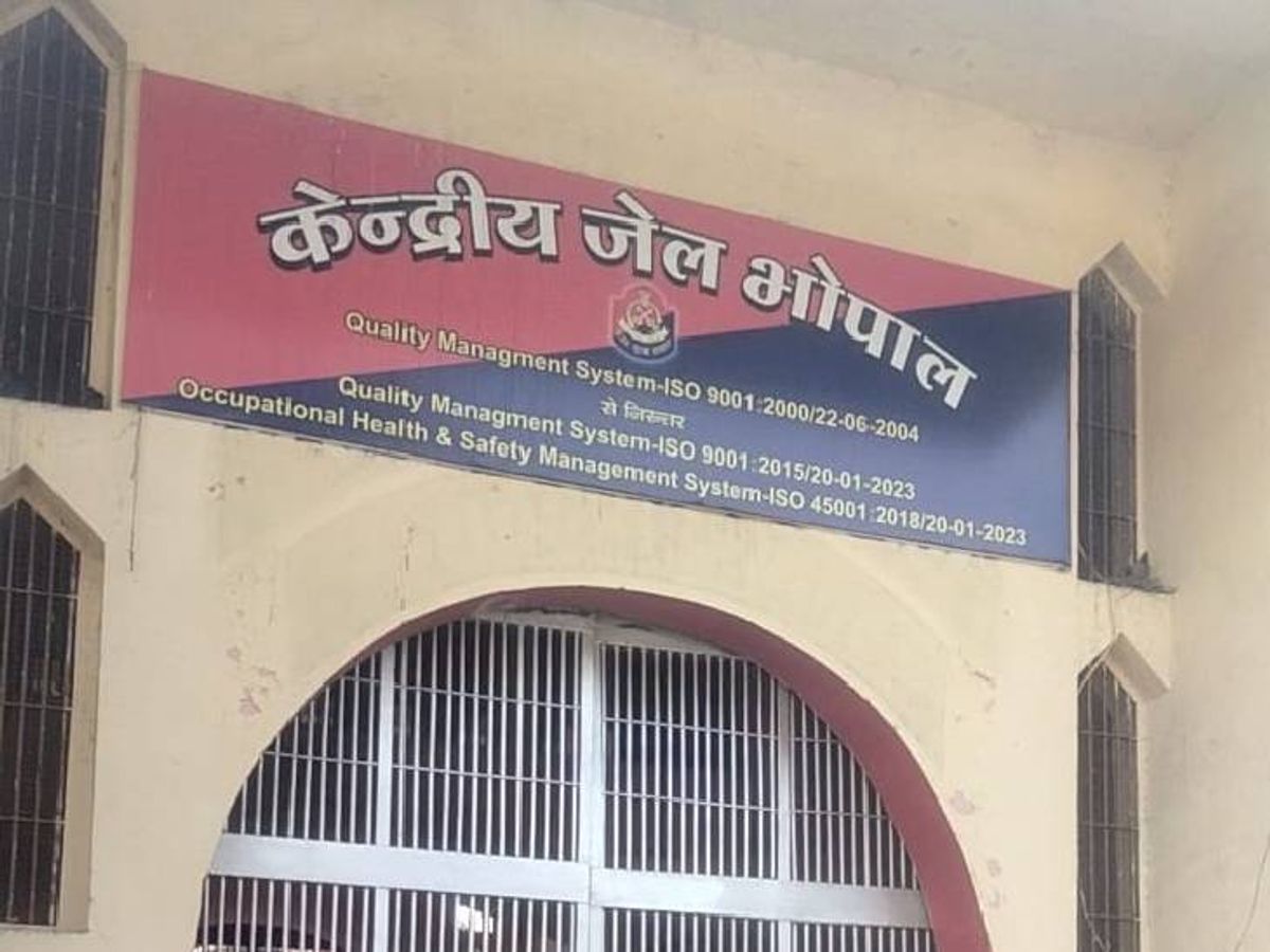 You are currently viewing भोपाल सेंट्रल जेल की हाई सिक्योरिटी सेल आतंकियों से फुल, 69 आतंकियों की मौजूदगी के बीच तैयार हुईं 12 नई सेलें तैयार; 1.20 करोड़ से बनीं नई हाई सिक्योरिटी सेल!